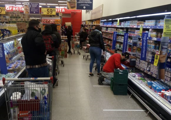Largas filas en un supermercado, pese al decreto que restringe la circulación en la capital de Santa Cruz