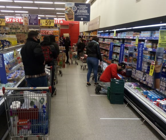 Largas filas en un supermercado, pese al decreto que restringe la circulación en la capital de Santa Cruz Largas filas en un supermercado, pese al decreto que restringe la circulación en la capital de Santa Cruz