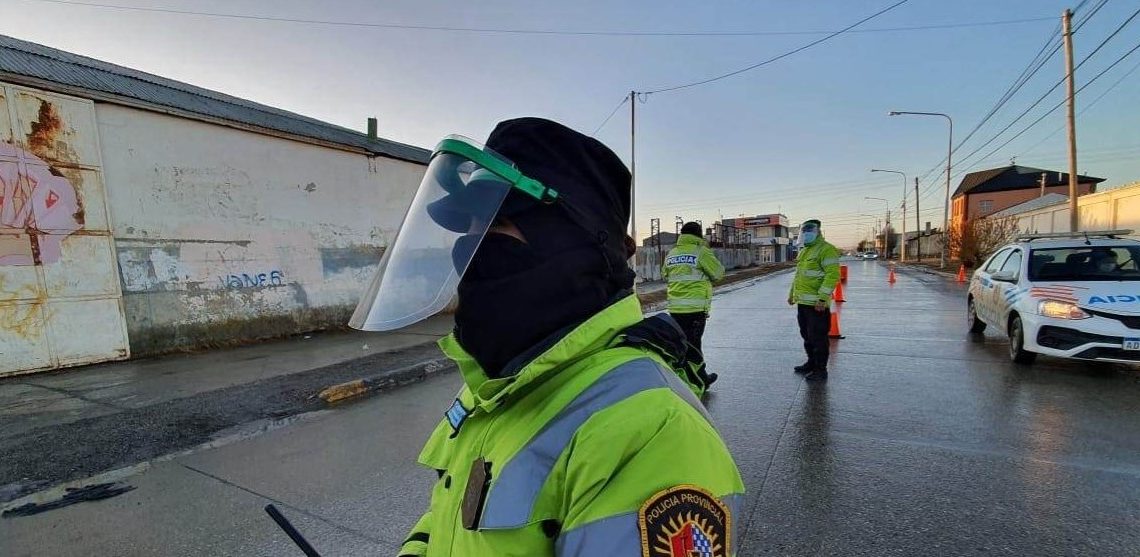 Una mujer sospechosa de CORONAVIRUS terminó detenida luego de escupirle a la policía Una mujer sospechosa de CORONAVIRUS terminó detenida luego de escupirle a la policía