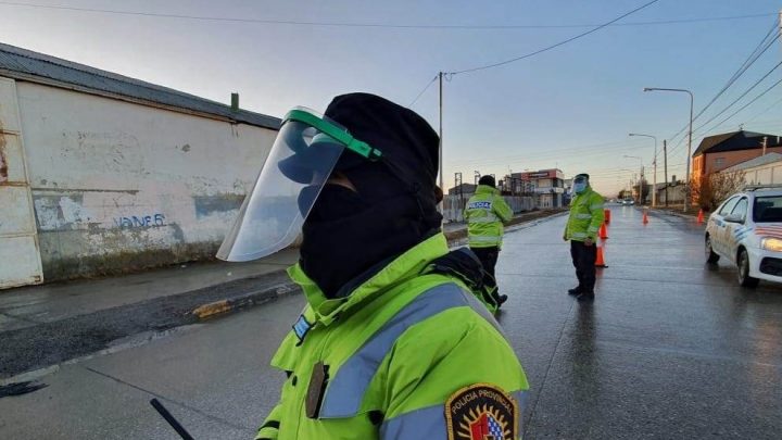 Una mujer sospechosa de CORONAVIRUS terminó detenida luego de escupirle a la policía