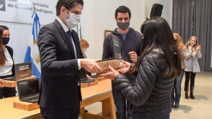 El ministerio de Educación sigue con la entrega de computadoras abandonadas por el macrismo