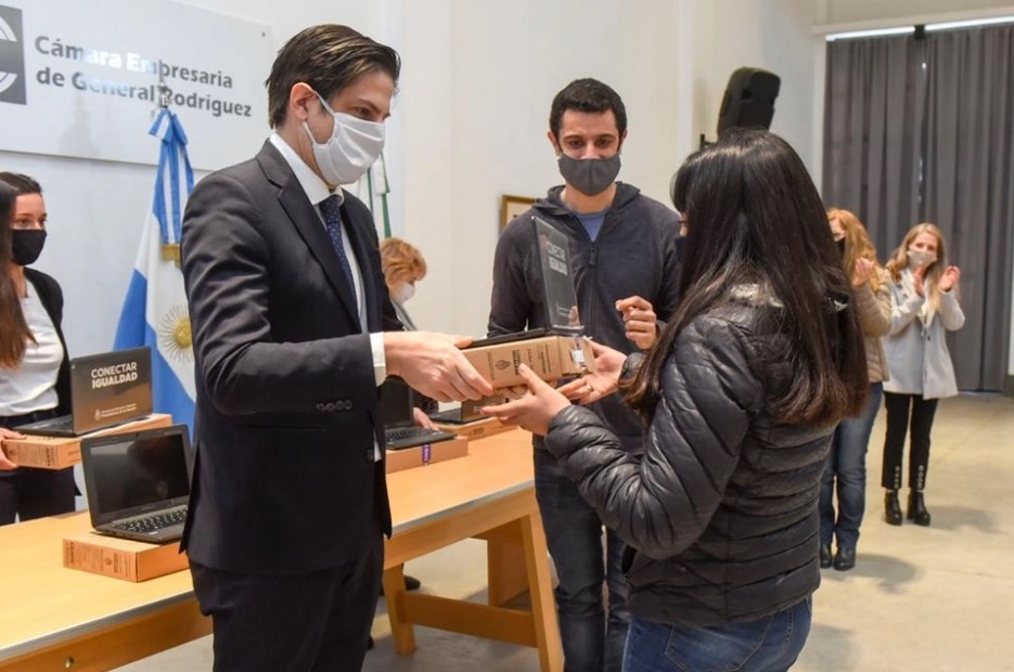 El ministerio de Educación sigue con la entrega de computadoras abandonadas por el macrismo El ministerio de Educación sigue con la entrega de computadoras abandonadas por el macrismo