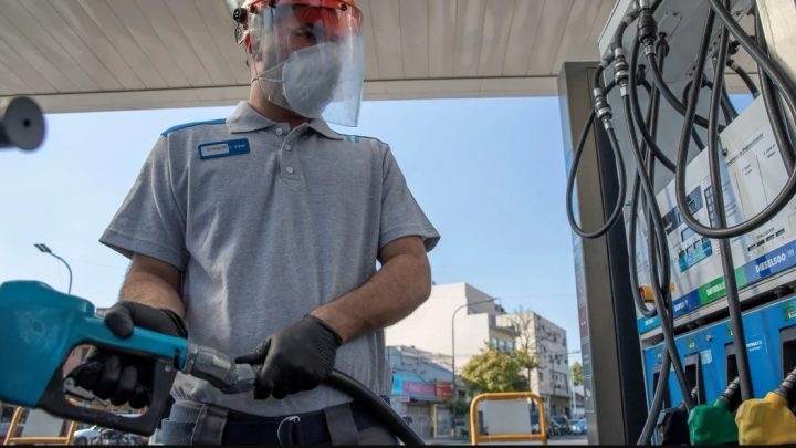 Después de ocho meses congelados, el Gobierno decidió un aumento del 7% en el precio de los combustibles