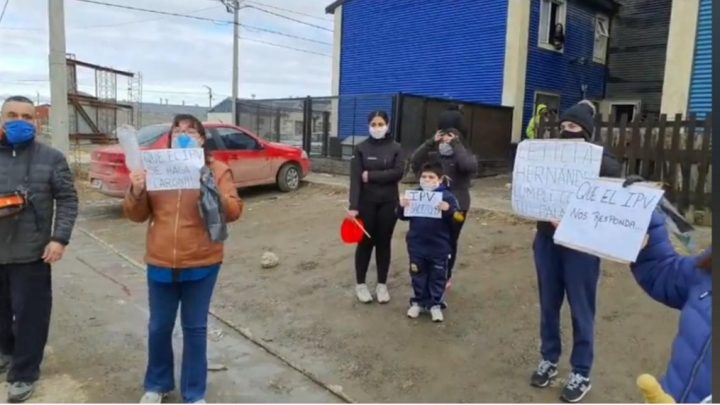 Vecinos de Chacra XIII piden al IPV que saquen del edificio a problemática vecina