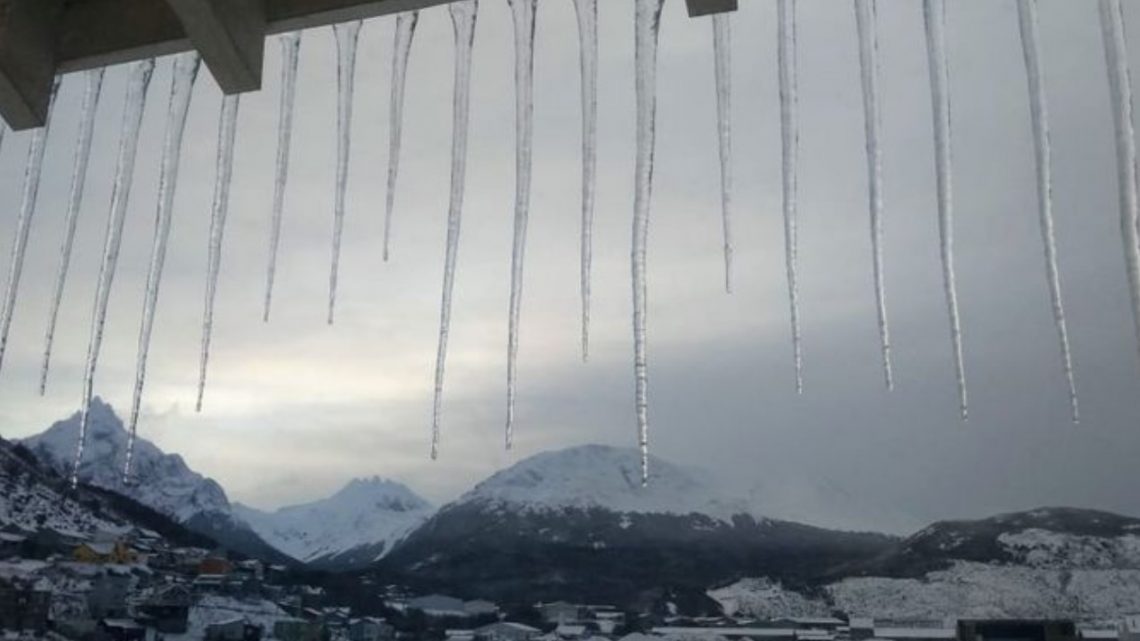 Estalactitas en los techos de Ushuaia por intensa nevada