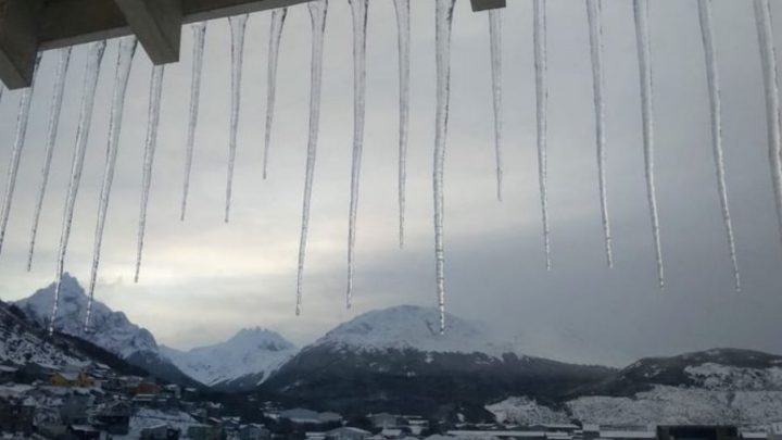 Estalactitas en los techos de Ushuaia por intensa nevada