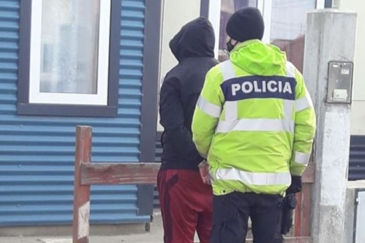 Un mayor detenido y 8 menores demorados en Ushuaia Un mayor detenido y 8 menores demorados en Ushuaia
