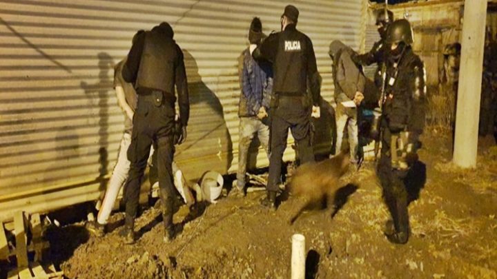 Violancion de cuarentena, allanamiento, cinco detenidos y dos policias heridos