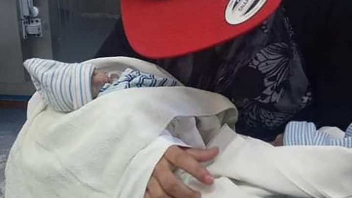 Por falta de atención en el hospital, dio a luz a sus gemelos en el baño: ambos murieron