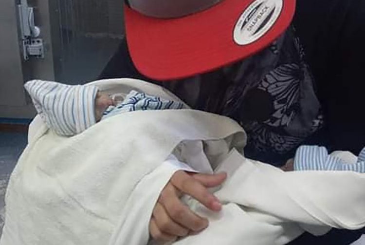 Por falta de atención en el hospital, dio a luz a sus gemelos en el baño: ambos murieron