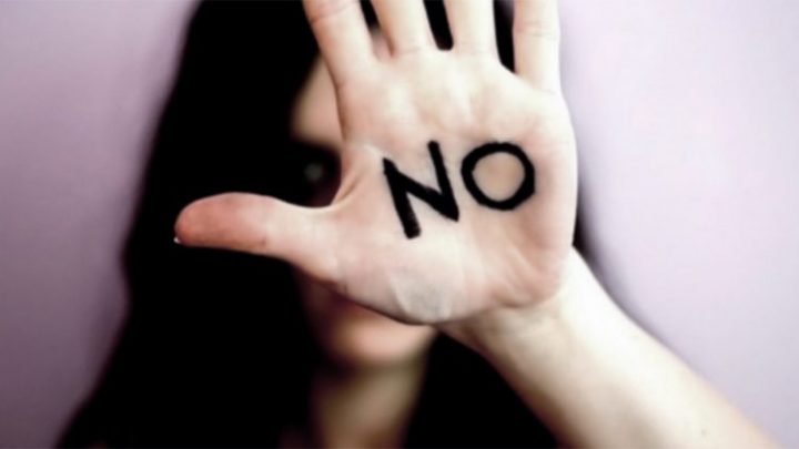 Le dio una patada en la cabeza a su pareja y la dejó en coma