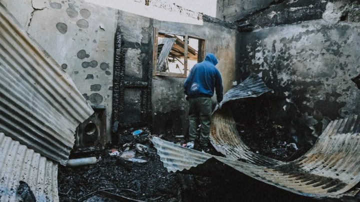 Dos familias afectadas por el incendio aseguran que no reciben ayuda
