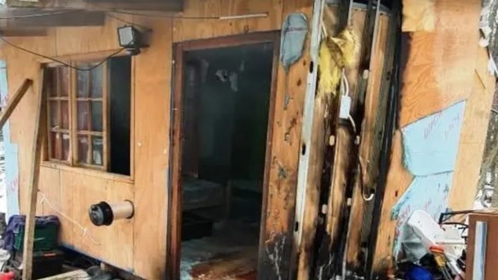 Incendio por un cortocircuito en el barrio Las Raices