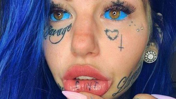 Influencer queda ciega por tatuarse los ojos de azul