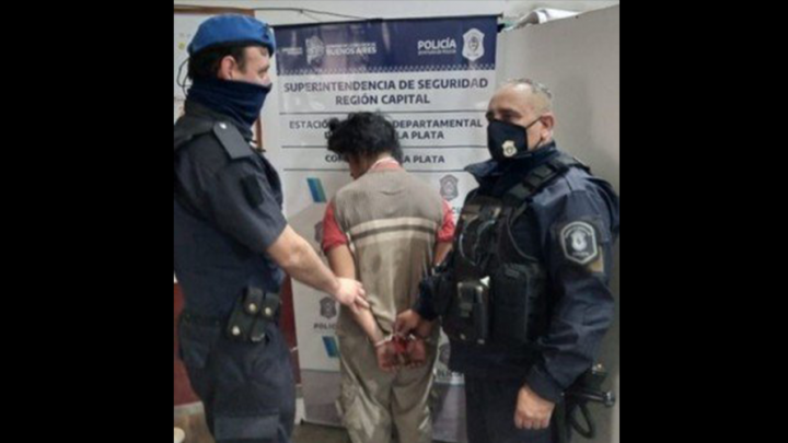 Sorprendió a una abuela en el patio de su casa, la violó y le robó hasta la dentadura postiza