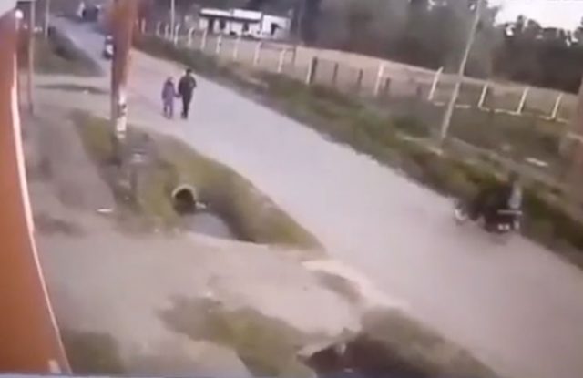 Video: motochorros amenazan a un papá y apunta a su hijita con un arma en La Plata Video: motochorros amenazan a un papá y apunta a su hijita con un arma en La Plata