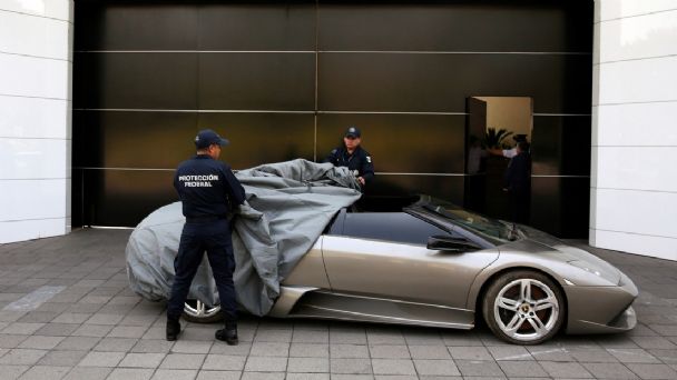 Accedió a dos préstamos del gobierno y se compró un auto de alta gama