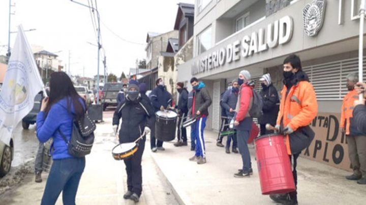 Ministra denuncio al CECU por no respetar el distanciamiento social