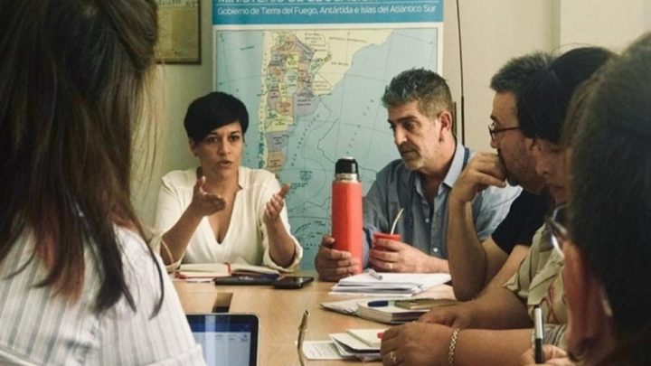 Dos mil pesos extras a cada docente de TDF para que paguen Internet