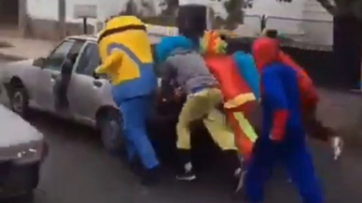 Solidarios: cuatro payasos, un Minion y el Hombre Araña ayudaron a arrancar un auto en Córdoba