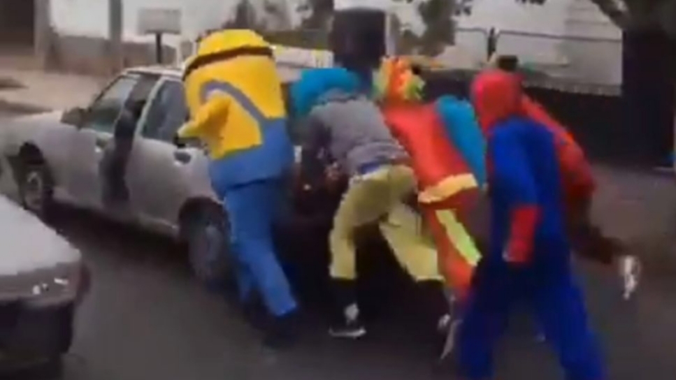 Solidarios: cuatro payasos, un Minion y el Hombre Araña ayudaron a arrancar un auto en Córdoba Solidarios: cuatro payasos, un Minion y el Hombre Araña ayudaron a arrancar un auto en Córdoba
