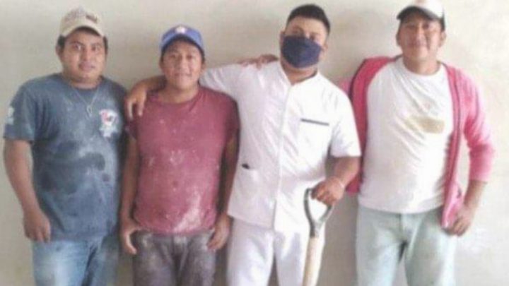 Un albañil se graduó como enfermero y celebró con sus ex compañeros de la obra