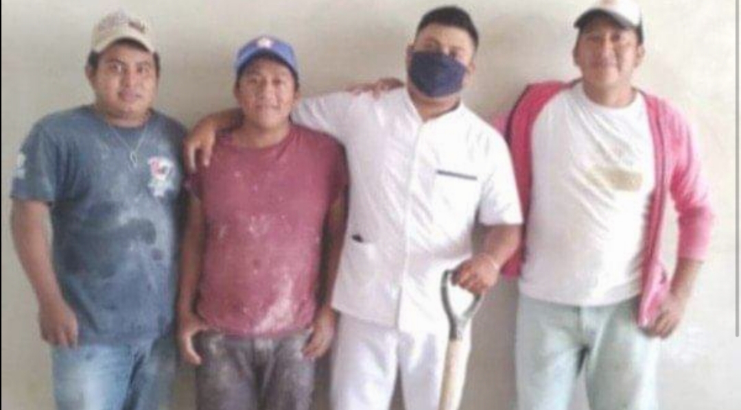 Un albañil se graduó como enfermero y celebró con sus ex compañeros de la obra