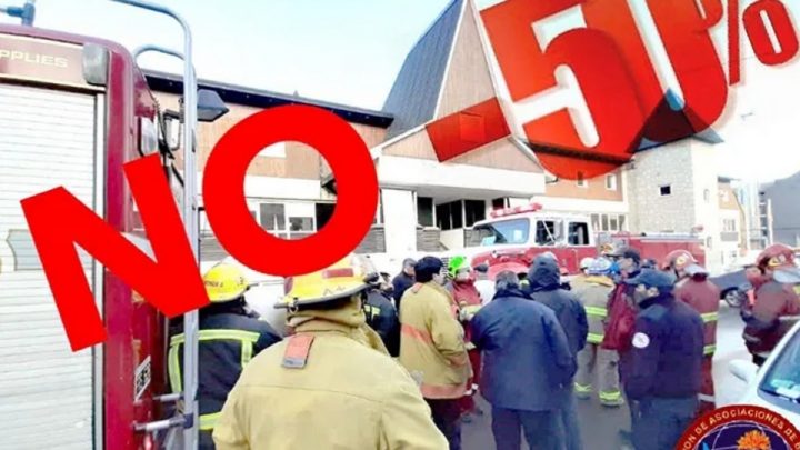 Bomberos se oponen a la iniciativa del Gobierno de descontar el 50% del subsidio en 2021