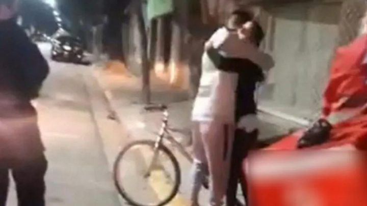 Repartidor estaba por entregar pedido y fue asaltado: vecina lo vio llorando y le regalo su «bici»