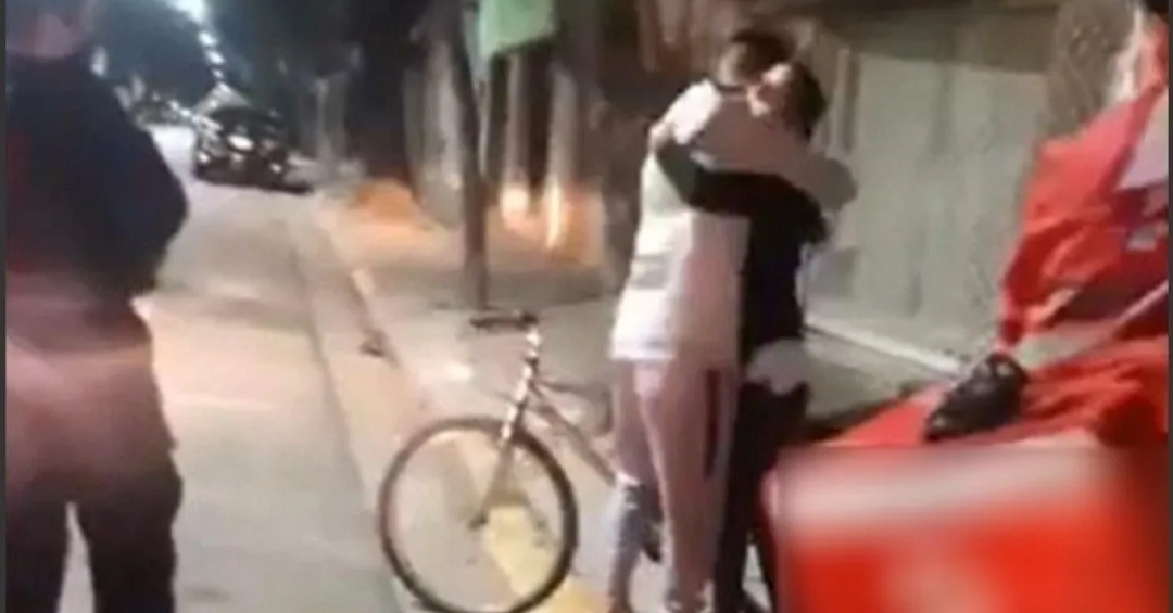 Repartidor estaba por entregar pedido y fue asaltado: vecina lo vio llorando y le regalo su «bici»
