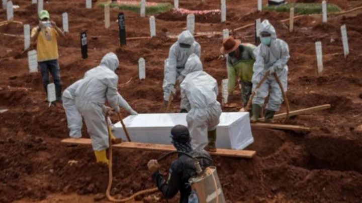 Indonesia: los obligan a cavar tumbas para muertos de coronavirus por no usar tapabocas