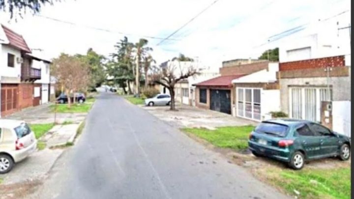 La violó delante del novio, grabó el hecho y amenazó con matarlos