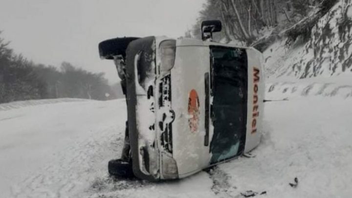 Volcó ómnibus de Transporte Montiel en Tierra Mayor