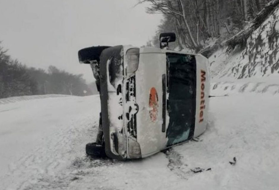 Volcó ómnibus de Transporte Montiel en Tierra Mayor