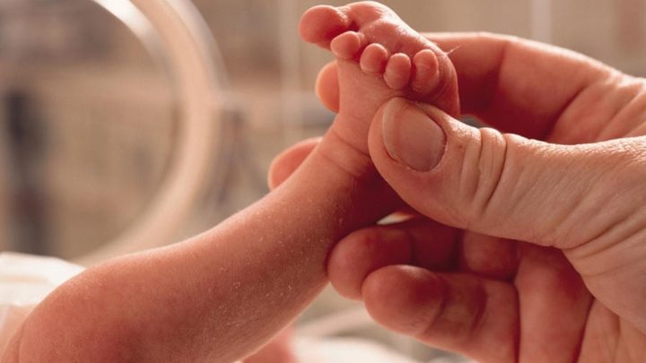 Nació prematuro, lo dieron por muerto y resucitó con el latido de su mamá
