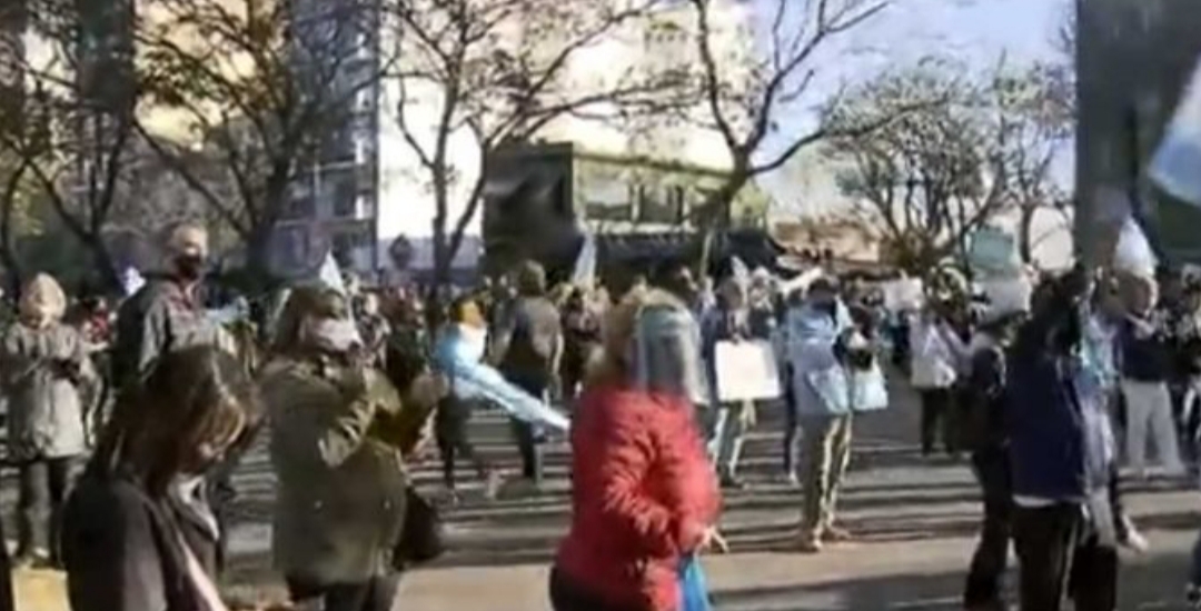 Se repiten los banderazos contra el Gobierno en diferentes puntos del país Se repiten los banderazos contra el Gobierno en diferentes puntos del país