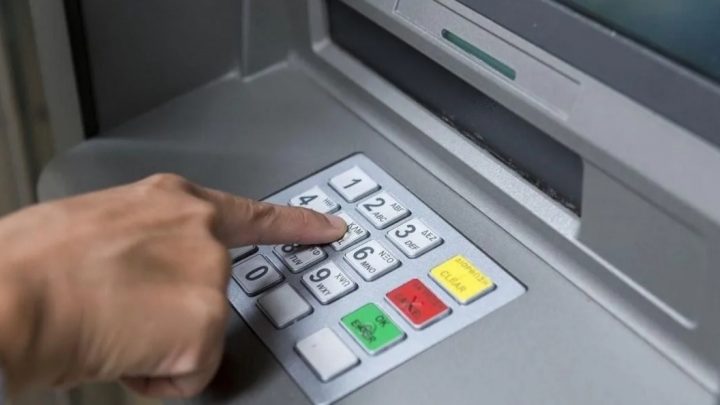 Simuló ser la nieta de la mujer que cuidaba y le robó más de 130 mil pesos