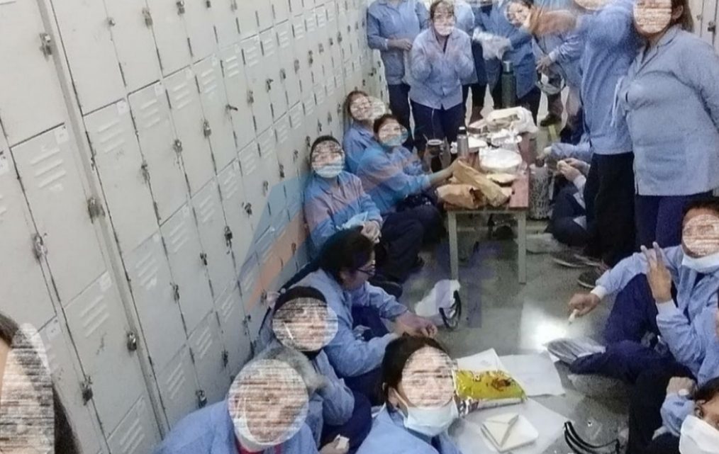 En medio de los contagios se filtró una foto de un “pic nic” en los locker de una fábrica de Río Grande En medio de los contagios se filtró una foto de un “pic nic” en los locker de una fábrica de Río Grande