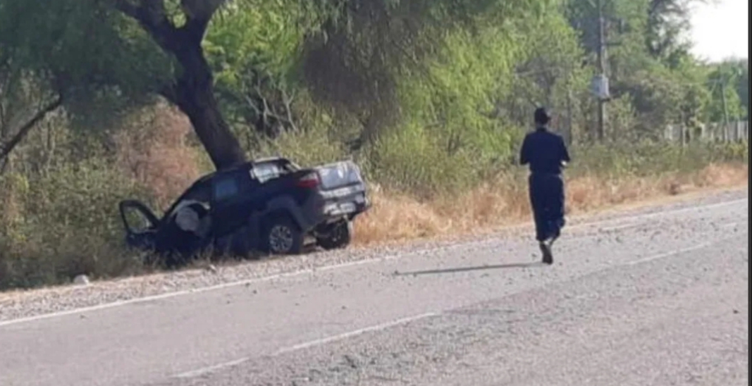 Le enseñaba a conducir a su hija, chocó contra un árbol y murió