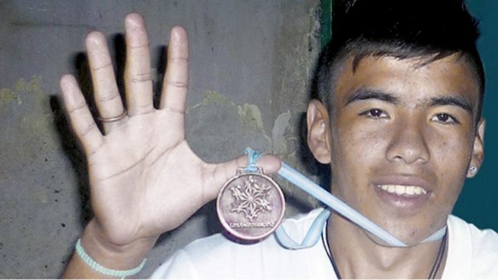 Un policía que lo retuvo recibió un mensaje que decía «si se hace el pajero, que lo bajen»