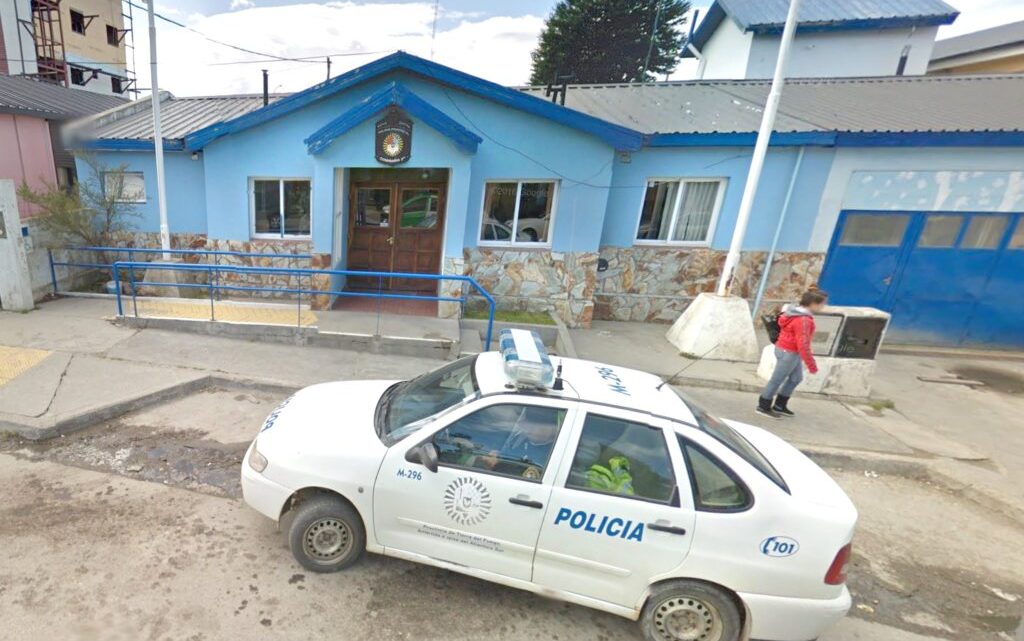Conmovedor gesto de un nieto para evitar que le peguen a su abuela