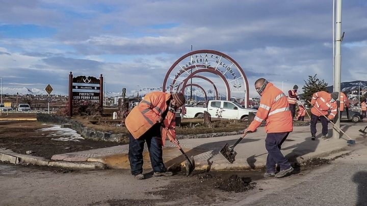 LA MUNICIPALIDAD DE USHUAIA Y AGROTÉCNICA FUEGUINA YA RETIRARON 10 CAMIONES CON TIERRA ACUMULADA EN LAS CALLES, ESQUINAS Y CORDONES