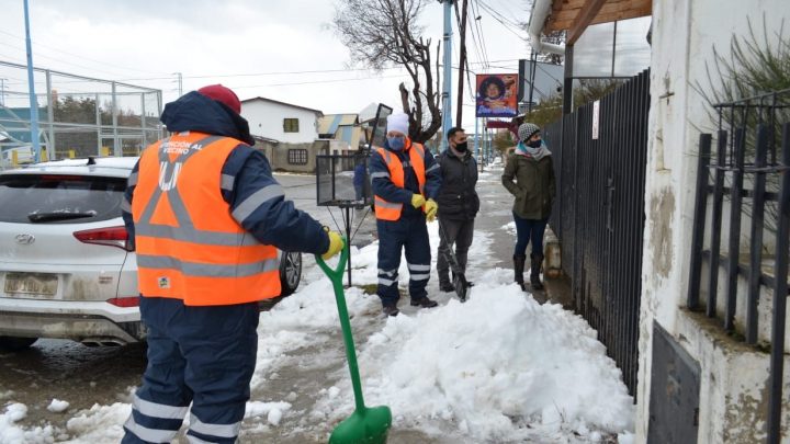 LA MUNICIPALIDAD DE USHUAIA Y EL PAMI CONTINÚAN COLABORANDO CON ADULTOS MAYORES EN EL DESPEJE DE VEREDAS