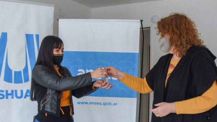 MÁS FAMILIAS RECIBIERON LAS LLAVES DE SU NUEVO HOGAR