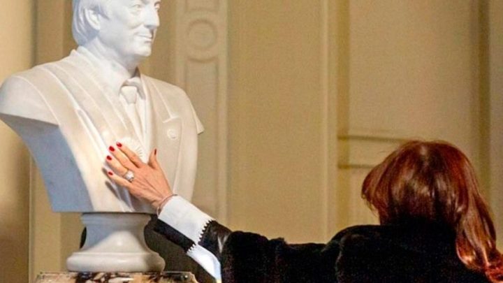 La emotiva foto de Cristina Kirchner junto al busto de Néstor