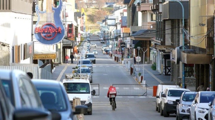 El mozo de un concurrido bar de Ushuaia dio positivo de COVID-19 y hay temor por un posible rebrote