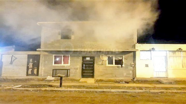 Dejó su moto en el comedor con el tanque de nafta destapado y explotó todo