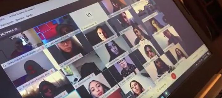 Le gritó a un alumno en plena clase virtual y la despidieron