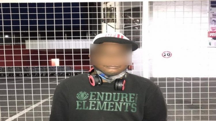 Detuvieron a un hombre que vendía droga en la calle y cobraba con posnet Detuvieron a un hombre que vendía droga en la calle y cobraba con posnet