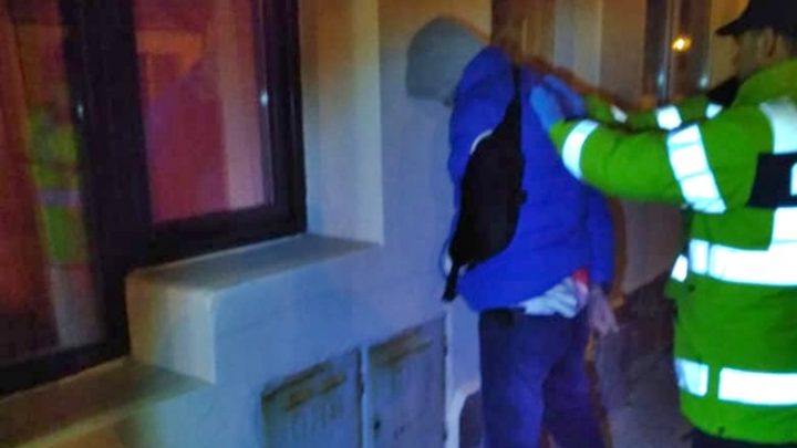 Detenido por golpear a su pareja